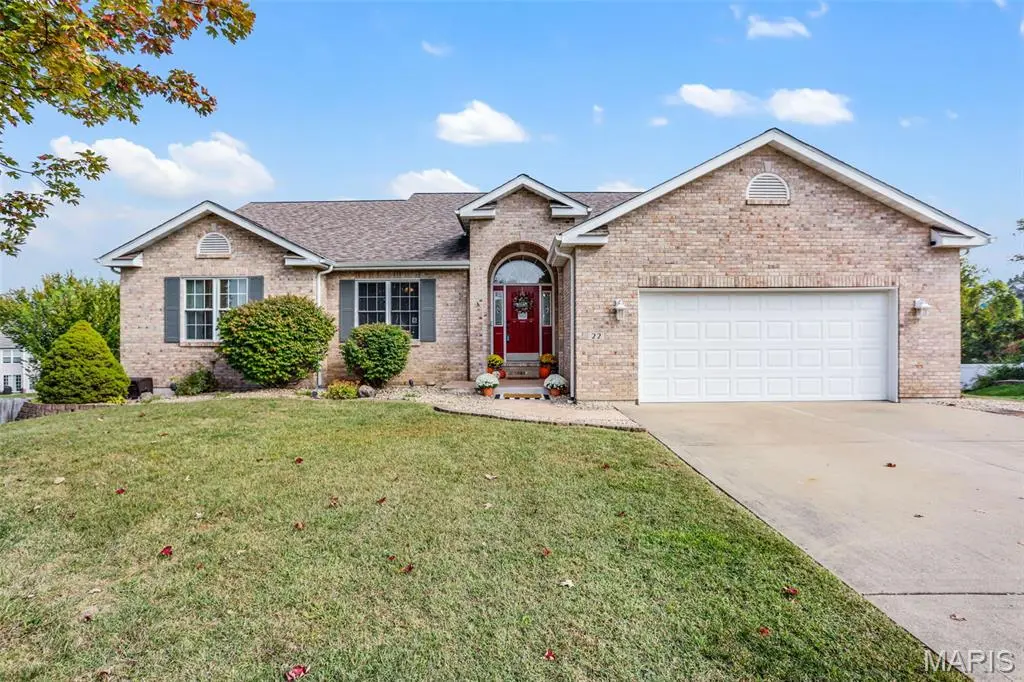 22 Oak Valley DR, Maryville, IL 62062