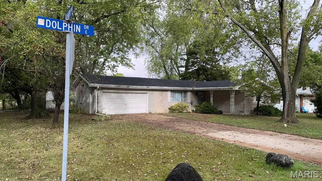 804 Dolphin DR, Highland, IL 62249