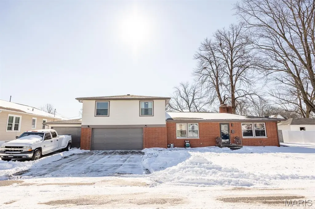 12 E State ST E, Mascoutah, IL 62258