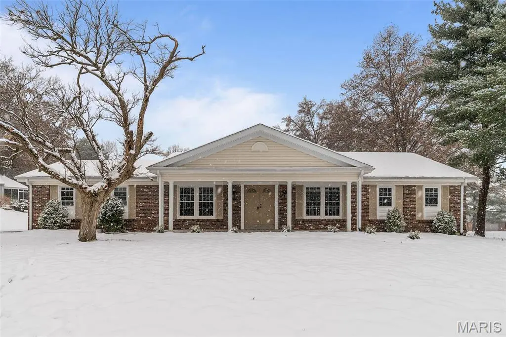 129 Royal Manor CT, St Louis, MO 63141