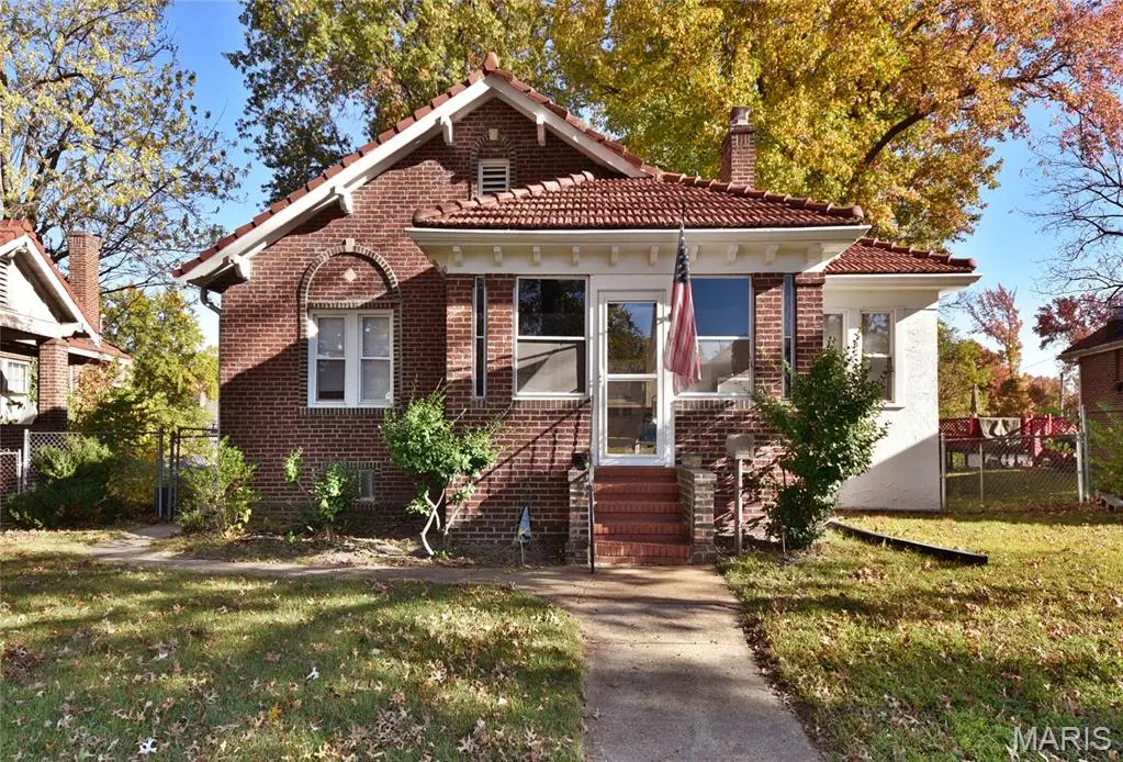 18 Sunset CT, Pasadena Park, MO 63121