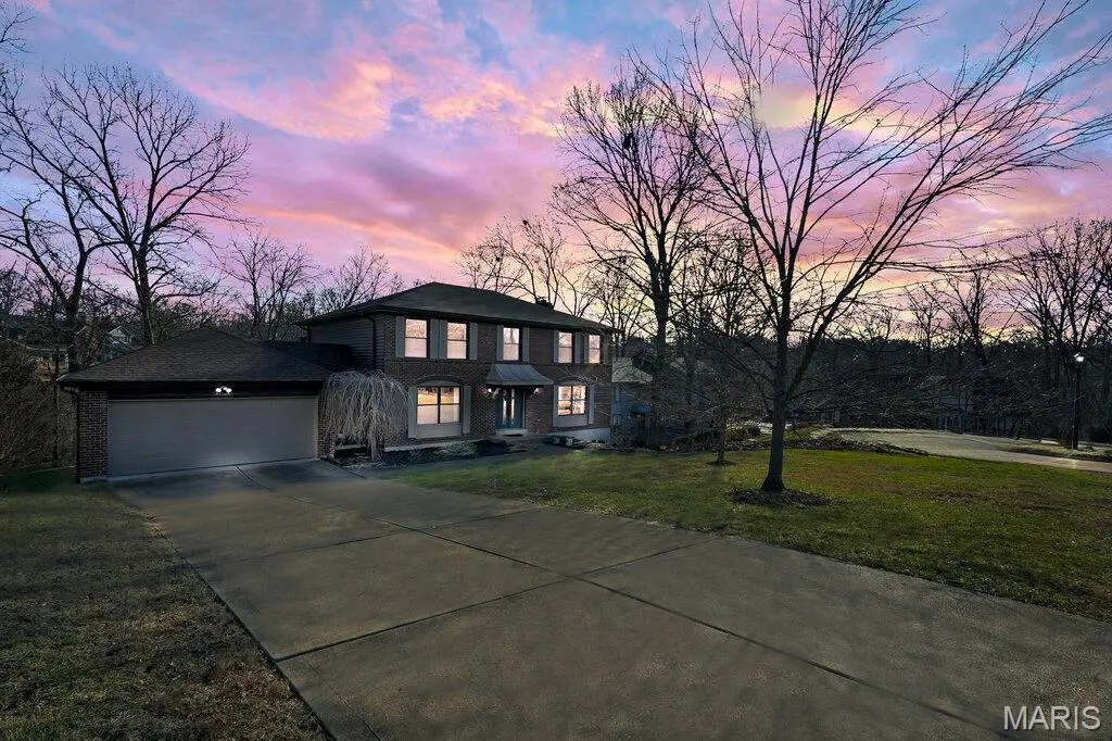 710 Briarfarm LN, Kirkwood, MO 63122