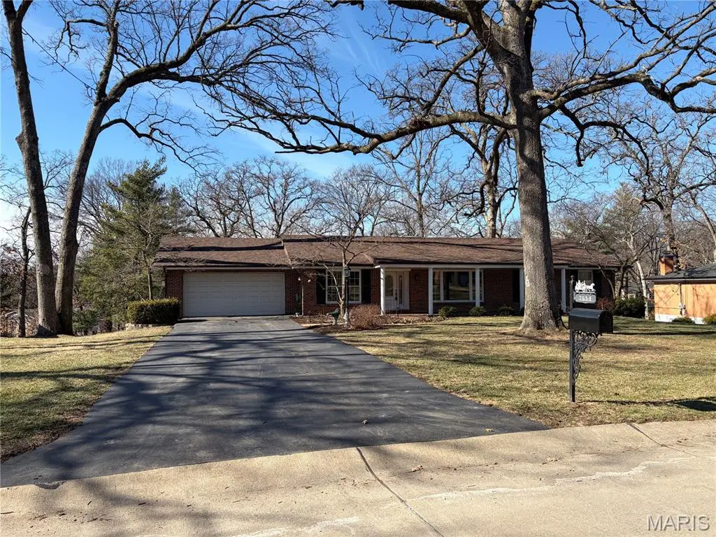 7654 Paragon CIR, Grantwood Village, MO 63123