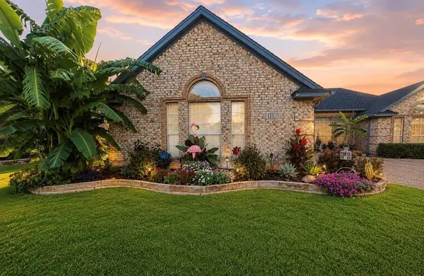 118 Golfers Way, Azle, TX 76020