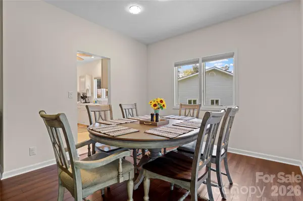 14 Country Meadows LN, Hendersonville, NC 28792
