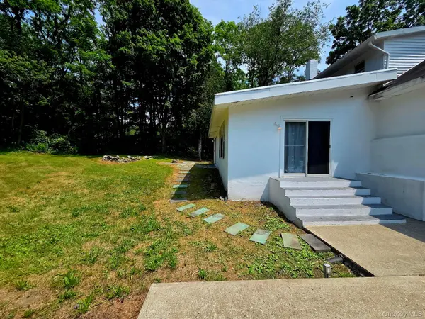 16 Ernest LN, Mahopac, NY 10541