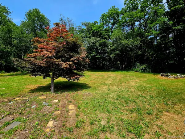 16 Ernest LN, Mahopac, NY 10541