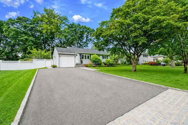 8 Gedney AVE, Smithtown, NY 11787