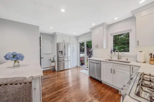 8 Gedney AVE, Smithtown, NY 11787