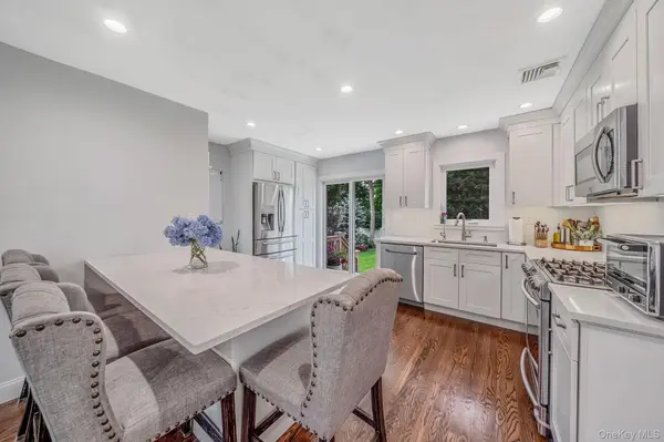 8 Gedney AVE, Smithtown, NY 11787