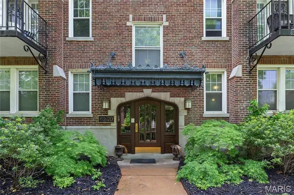6240 Rosebury AVE #1W, St Louis, MO 63105