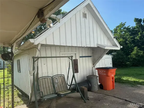 208 N Charles ST, Beecher City, IL 62414