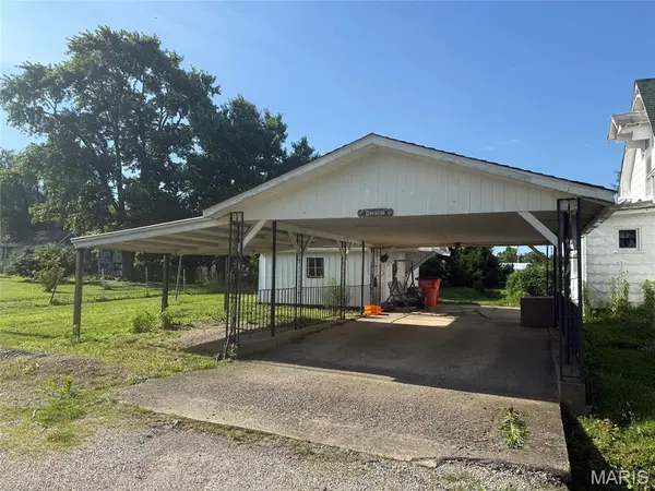 208 N Charles ST, Beecher City, IL 62414