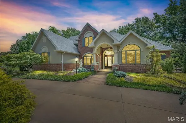 718 River Hills DR, Fenton, MO 63026