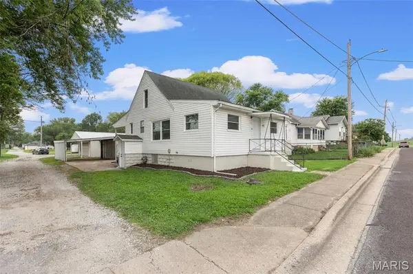 102 W Maple ST, Hartford, IL 62048