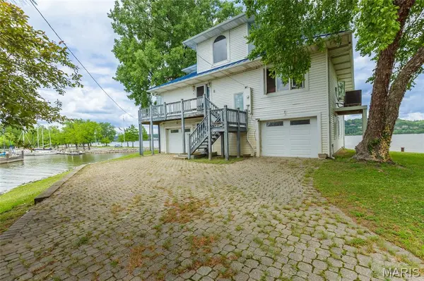 380 Yachtview DR, West Alton, MO 63386
