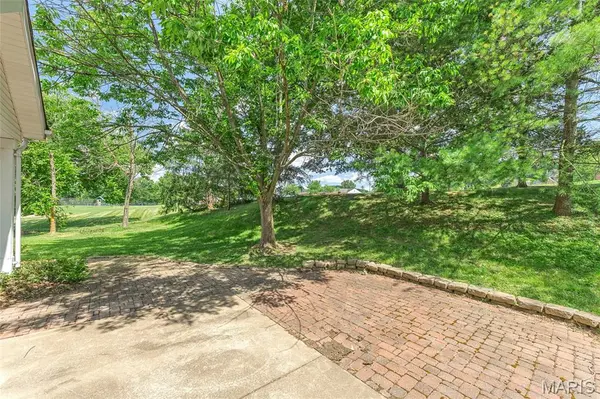 620 Thorntree LN, St Louis, MO 63025