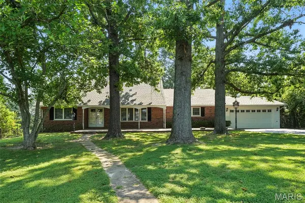 6890 Christopher DR, St Louis, MO 63129