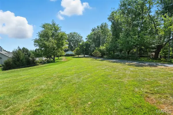 6890 Christopher DR, St Louis, MO 63129