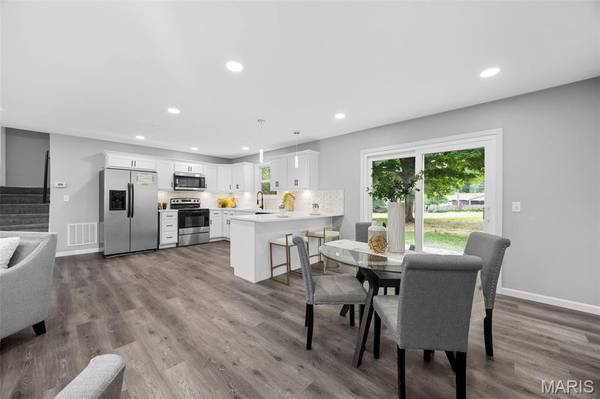 9 Linda LN, St Peters, MO 63376