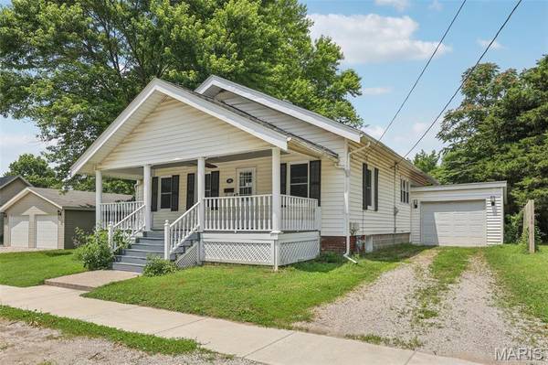 413 E Beach ST, Litchfield, IL 62056