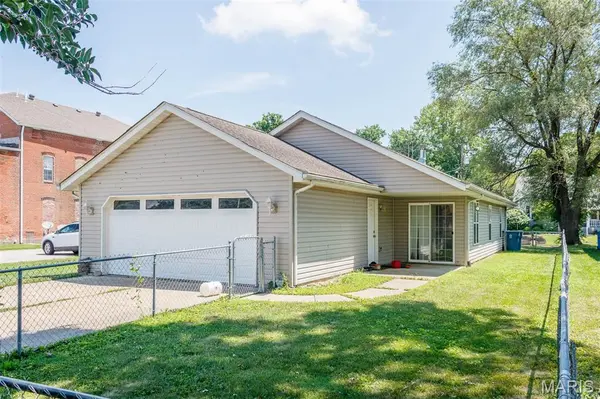 307 N Douglas ST, St Jacob, IL 62281