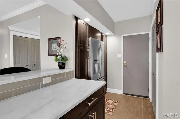 900 S Hanley RD #15B, Clayton, MO 63105