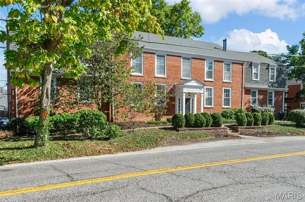 1118 S Mason RD, Town And Country, MO 63131