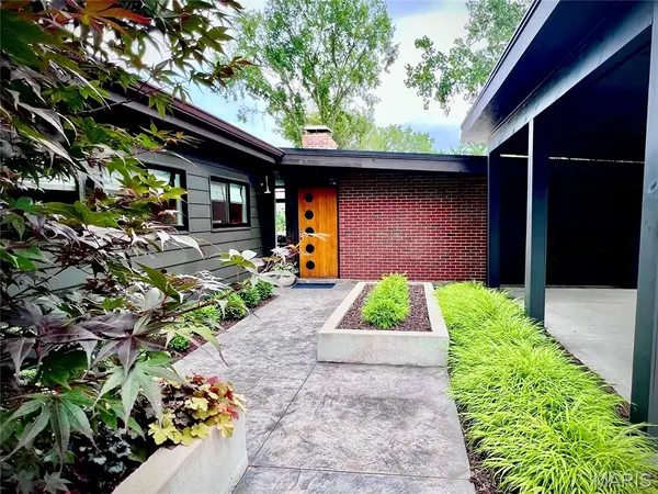 2401 Saint Giles RD, Kirkwood, MO 63122