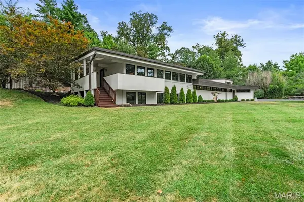 7 Balcon Estate, Creve Coeur, MO 63141