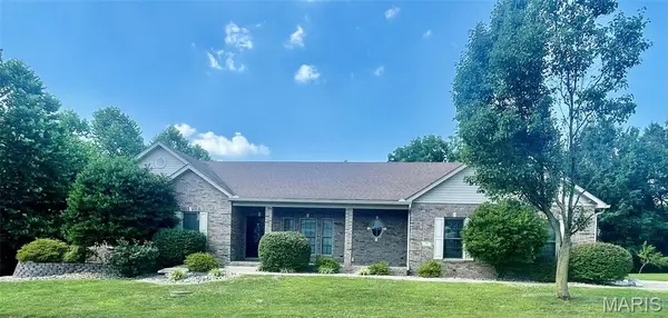 77 Woodcrest DR, Bethalto, IL 62010