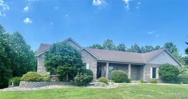 77 Woodcrest DR, Bethalto, IL 62010