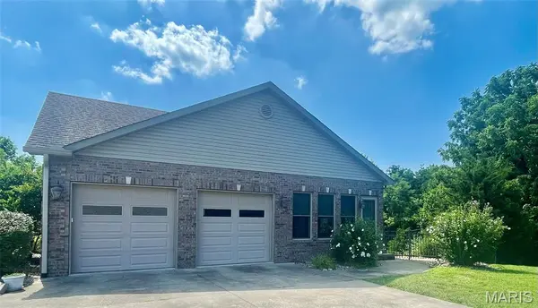 77 Woodcrest DR, Bethalto, IL 62010