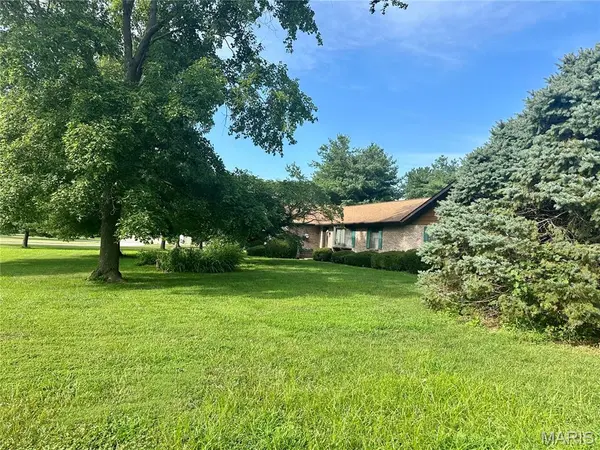 1104 Summerfield RD, St Jacob, IL 62281