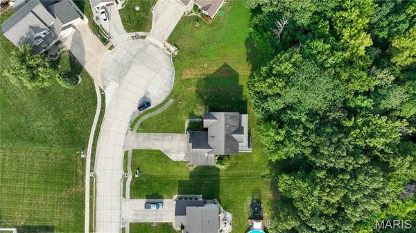 1059 Wolf Creek CT, Staunton, IL 62088