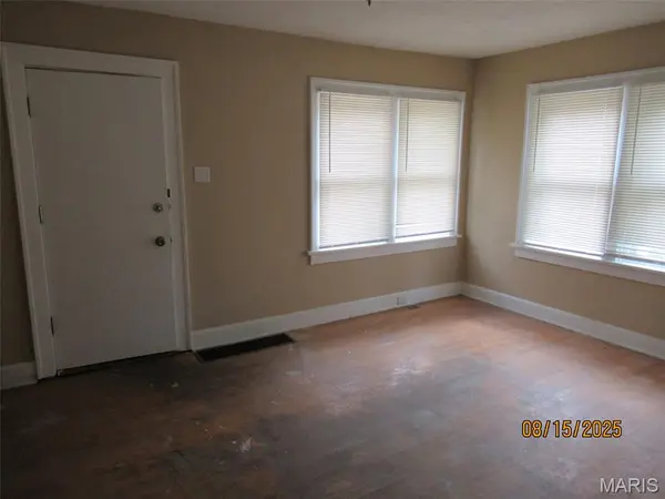 3207 Elsworth PL, St Louis, MO 63121