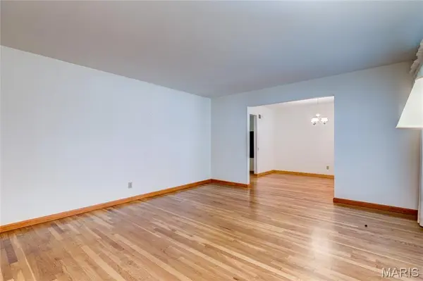 100 Broadmere DR, Florissant, MO 63033