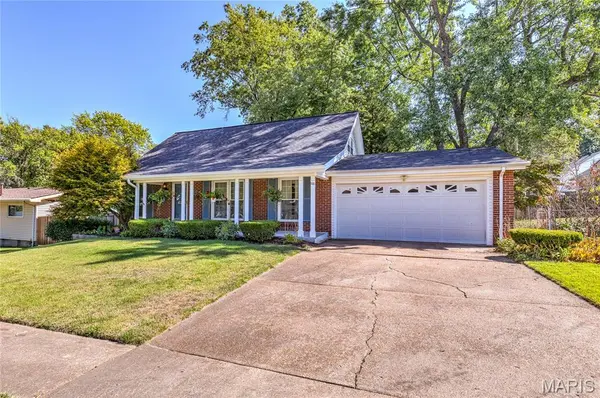 100 Broadmere DR, Florissant, MO 63033