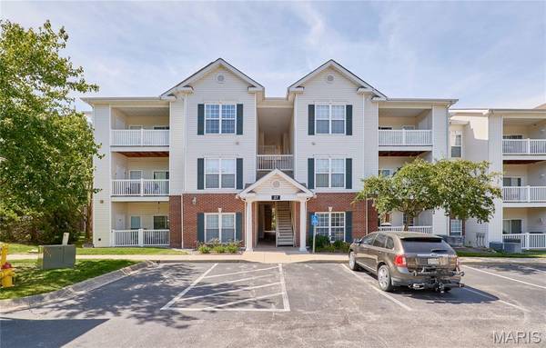 37 Kassebaum LN #102, Oakville, MO 63129