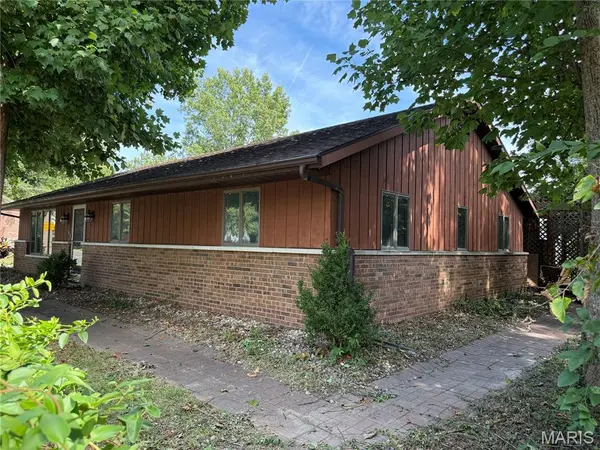 503 S West ST, Carlinville, IL 62626