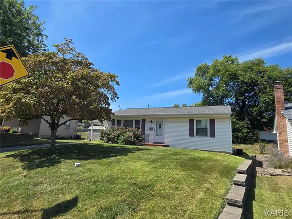 1807 W Clark ST, St Charles, MO 63301