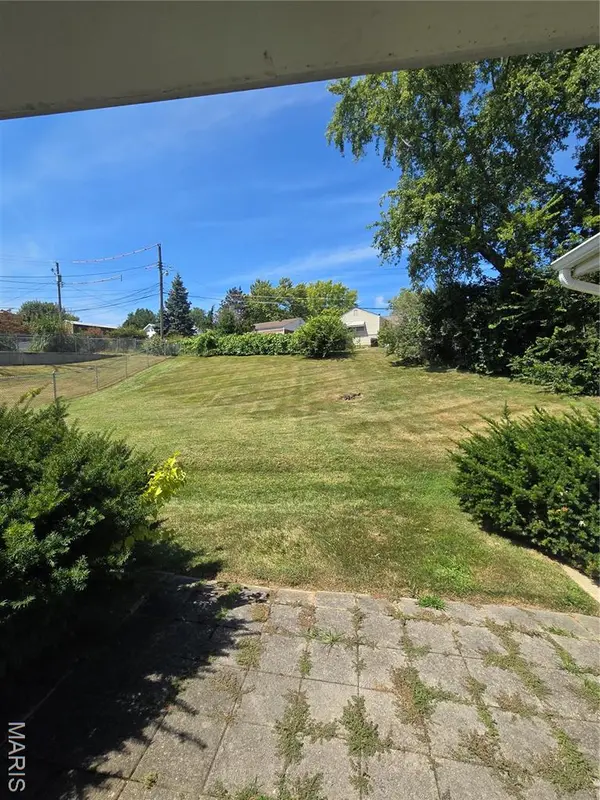1807 W Clark ST, St Charles, MO 63301