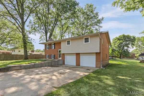605 Johnny DR, Maryville, IL 62062