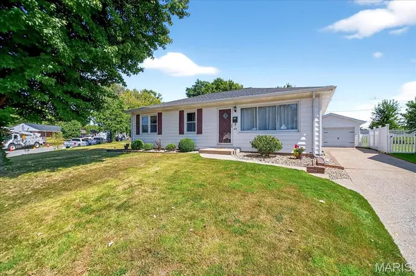 1836 W Clark ST, St Charles, MO 63301