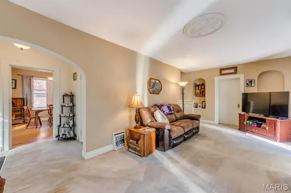 570 N Laclede Station RD, Webster Groves, MO 63119