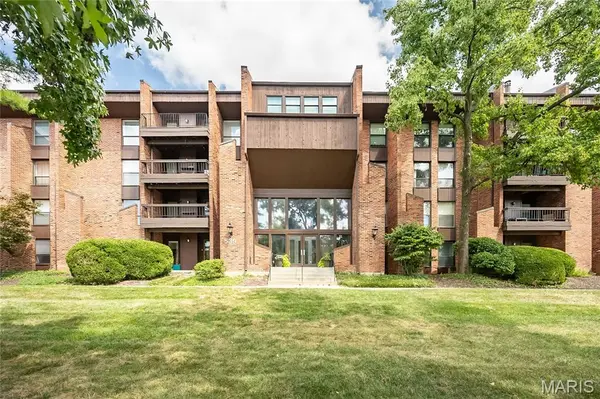 539 Coeur De Royale DR #108, Creve Coeur, MO 63141