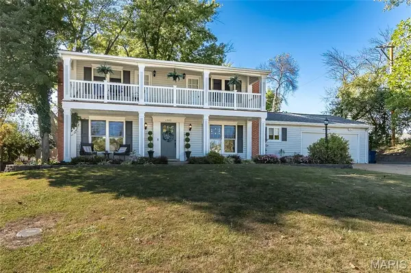 809 Aramis DR, Creve Coeur, MO 63141