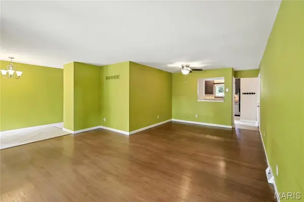 1014 Fernway LN, Creve Coeur, MO 63141
