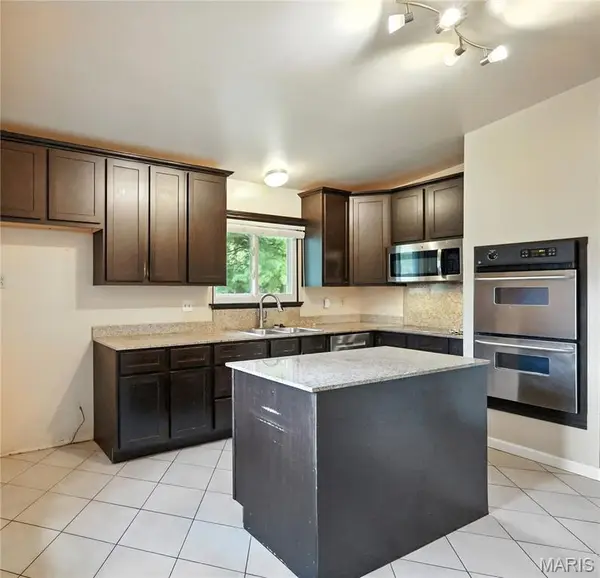 1014 Fernway LN, Creve Coeur, MO 63141