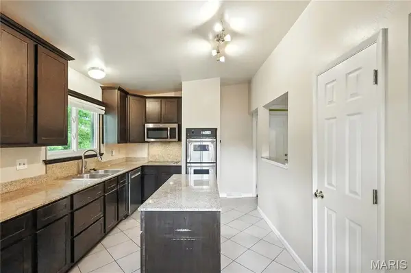 1014 Fernway LN, Creve Coeur, MO 63141